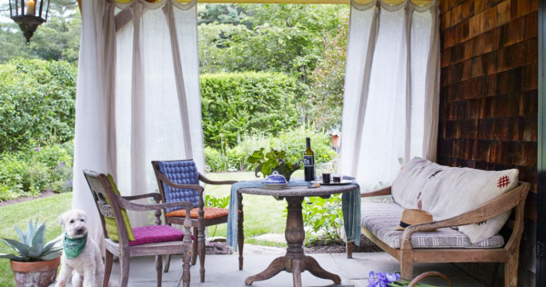 Area duduk beratap dengan desain kain gantung yang mewah